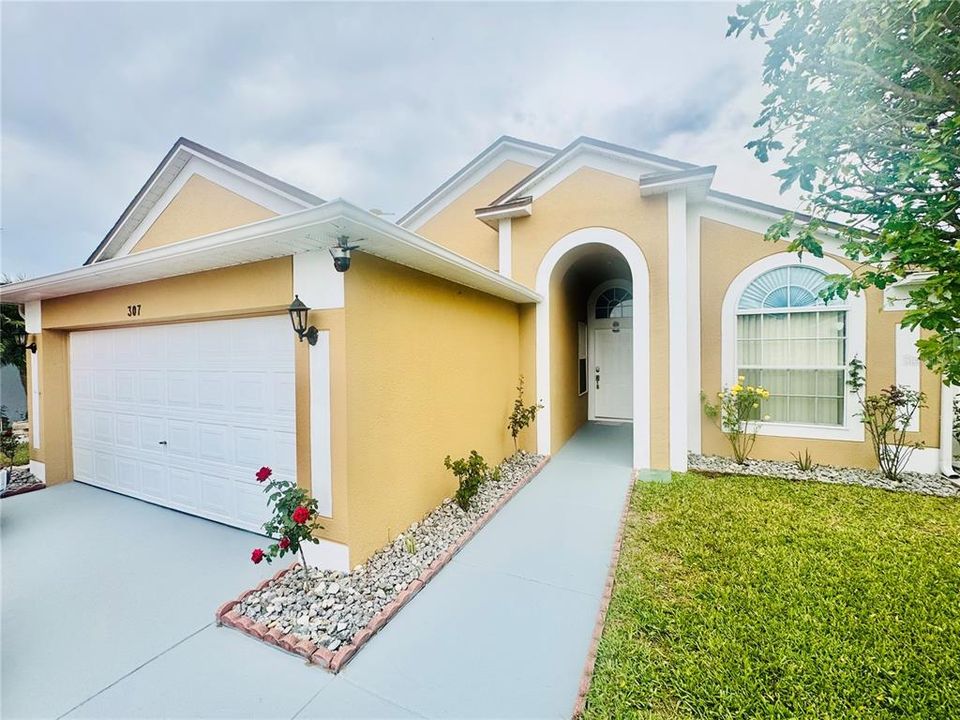 For Sale: $299,900 (3 beds, 2 baths, 1355 Square Feet)