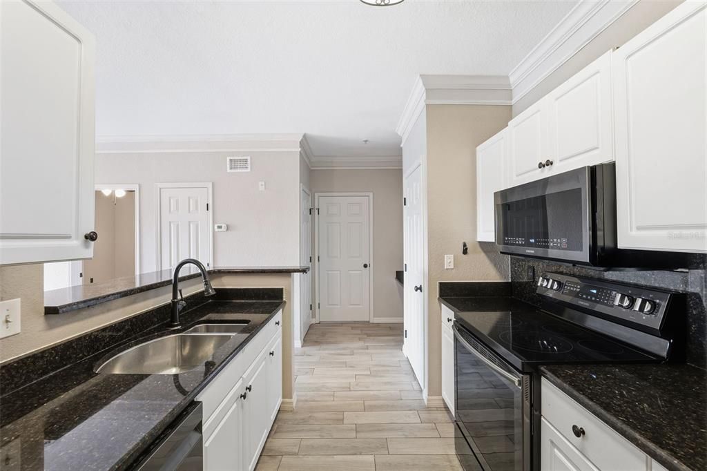 For Sale: $185,000 (1 beds, 1 baths, 890 Square Feet)