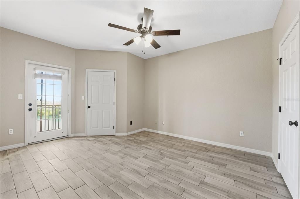 For Sale: $185,000 (1 beds, 1 baths, 890 Square Feet)