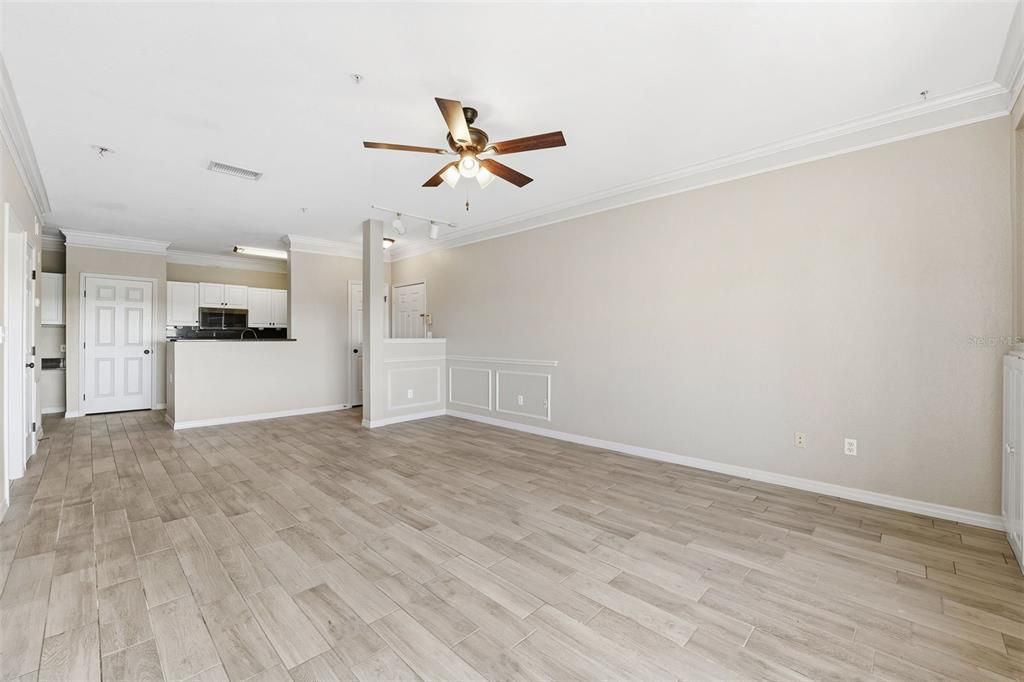 For Sale: $185,000 (1 beds, 1 baths, 890 Square Feet)