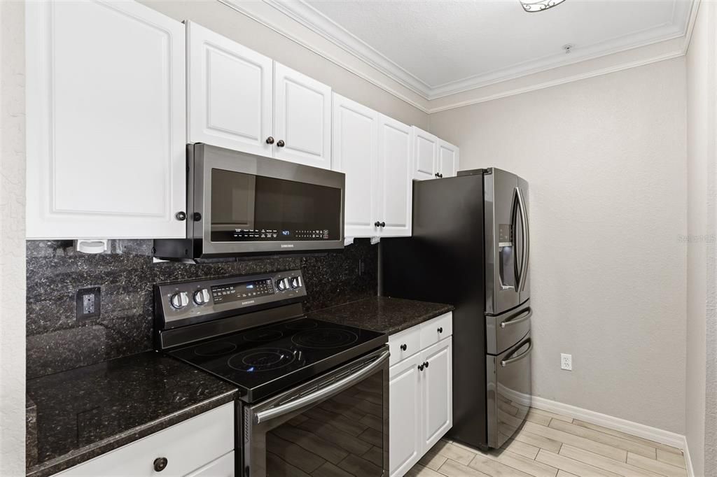 For Sale: $185,000 (1 beds, 1 baths, 890 Square Feet)