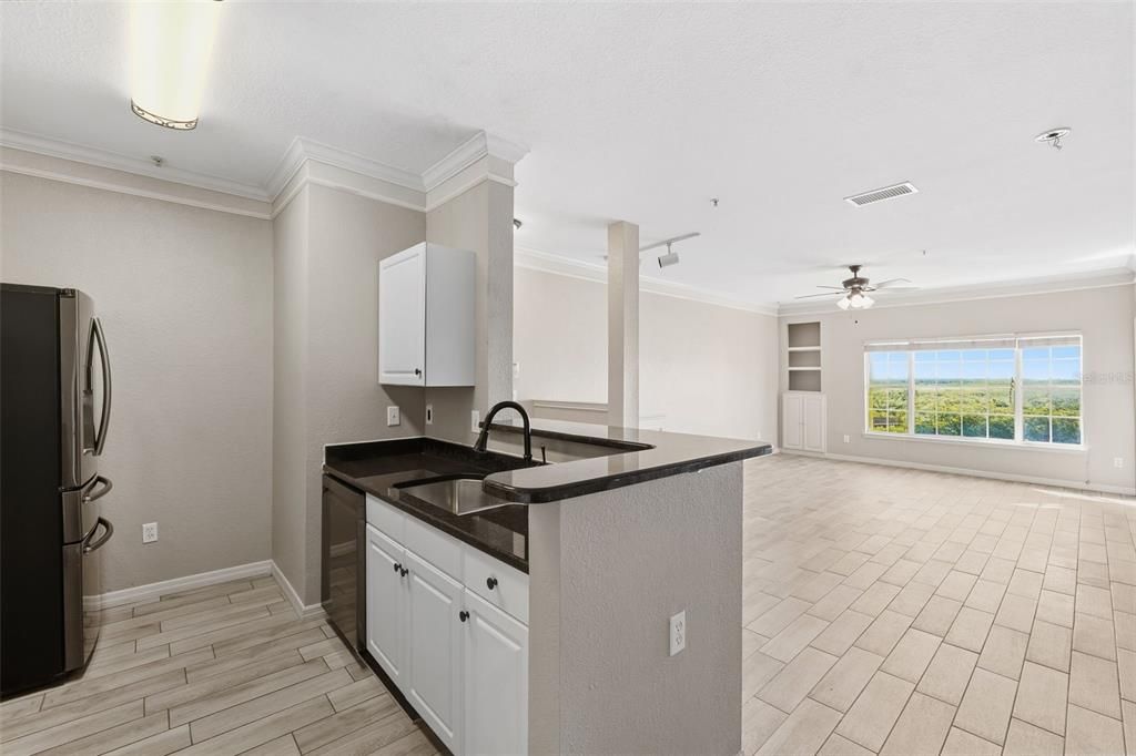 For Sale: $185,000 (1 beds, 1 baths, 890 Square Feet)