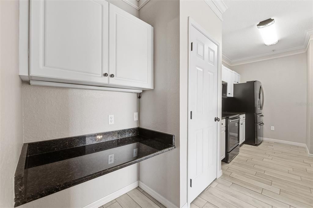 For Sale: $185,000 (1 beds, 1 baths, 890 Square Feet)