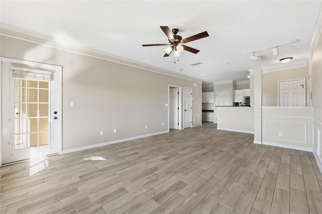 For Sale: $185,000 (1 beds, 1 baths, 890 Square Feet)