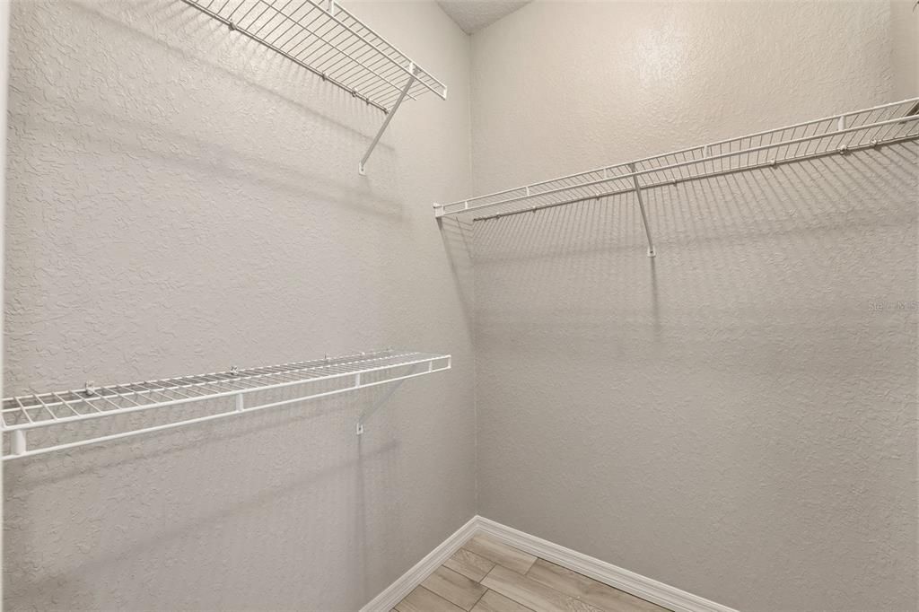 For Sale: $185,000 (1 beds, 1 baths, 890 Square Feet)