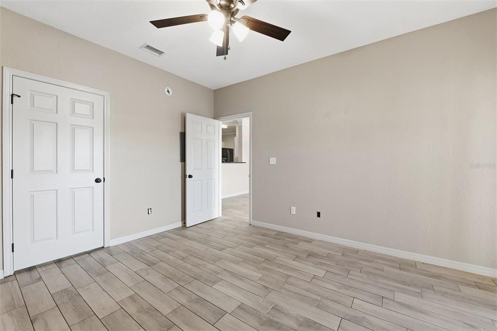 For Sale: $185,000 (1 beds, 1 baths, 890 Square Feet)