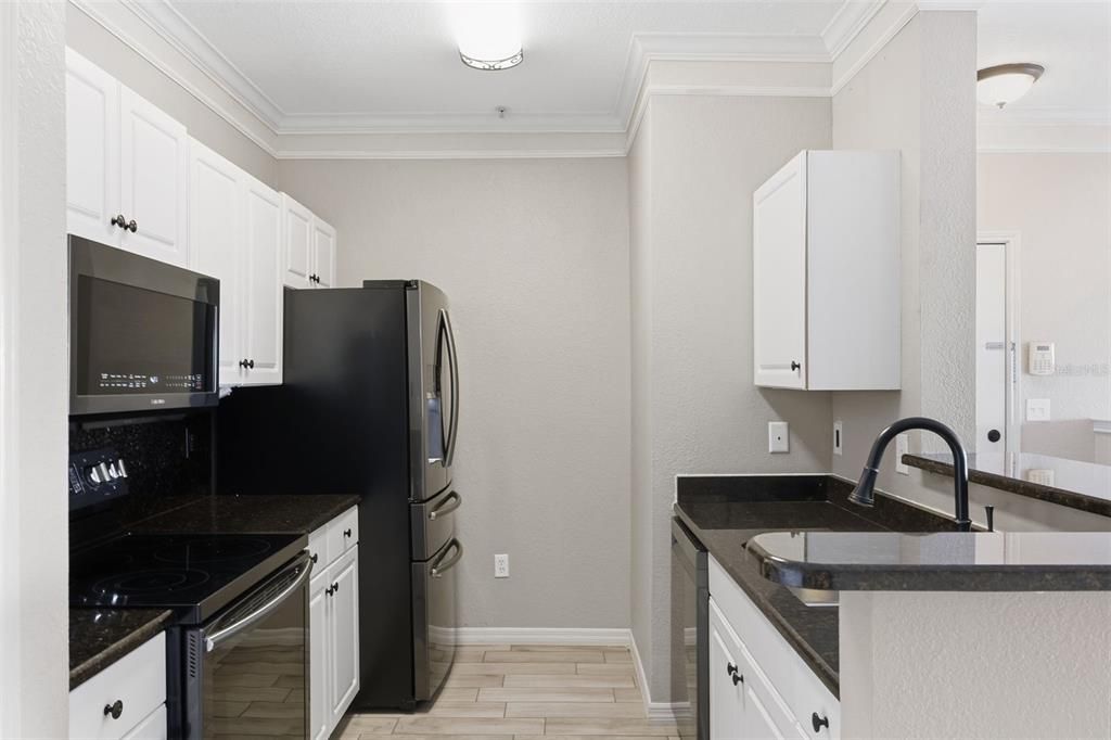 For Sale: $185,000 (1 beds, 1 baths, 890 Square Feet)