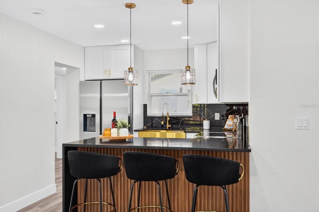 Под контрактом: $395,000 (4 спален, 3 ванн, 1500 Квадратных фут)