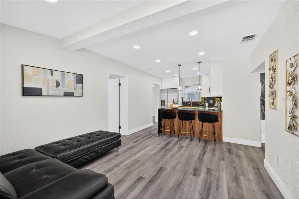 Под контрактом: $395,000 (4 спален, 3 ванн, 1500 Квадратных фут)