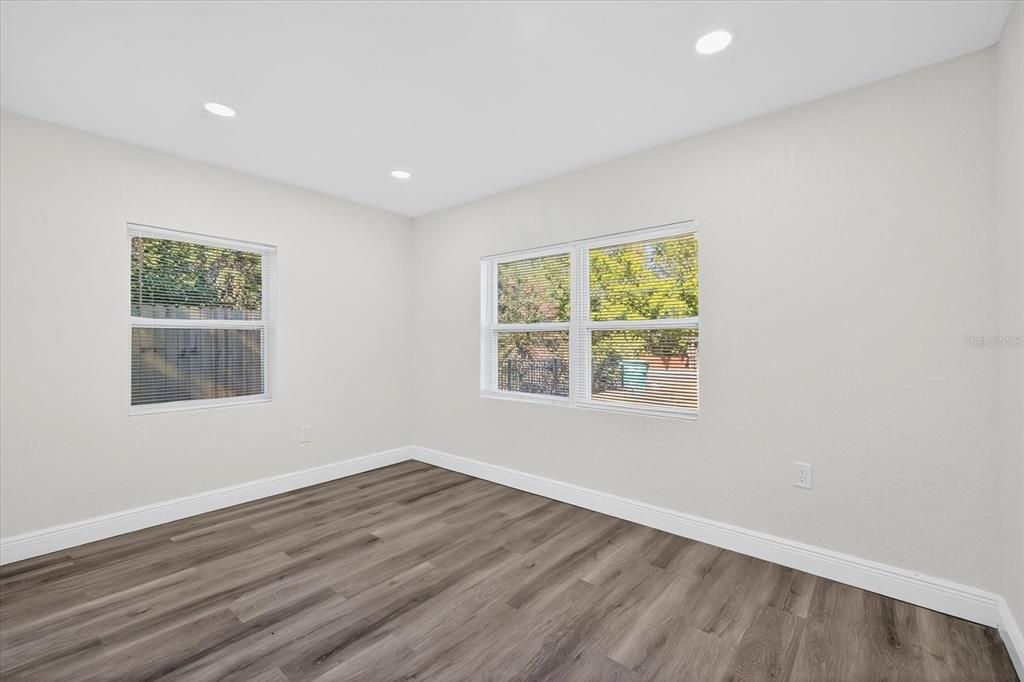 Под контрактом: $395,000 (4 спален, 3 ванн, 1500 Квадратных фут)