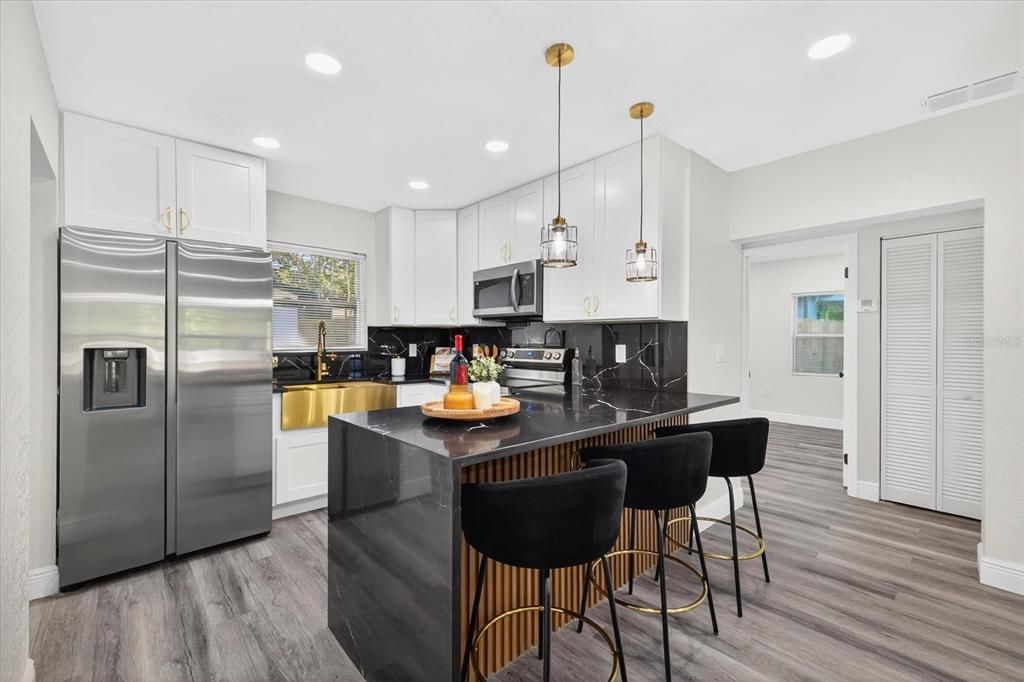 Под контрактом: $395,000 (4 спален, 3 ванн, 1500 Квадратных фут)