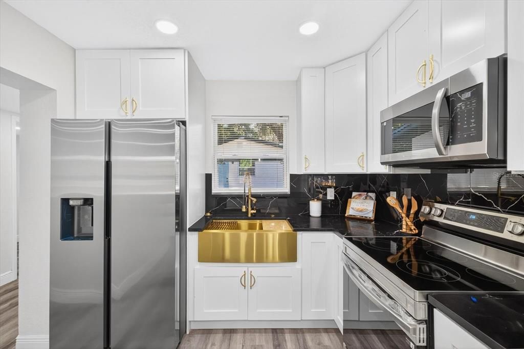 Под контрактом: $395,000 (4 спален, 3 ванн, 1500 Квадратных фут)