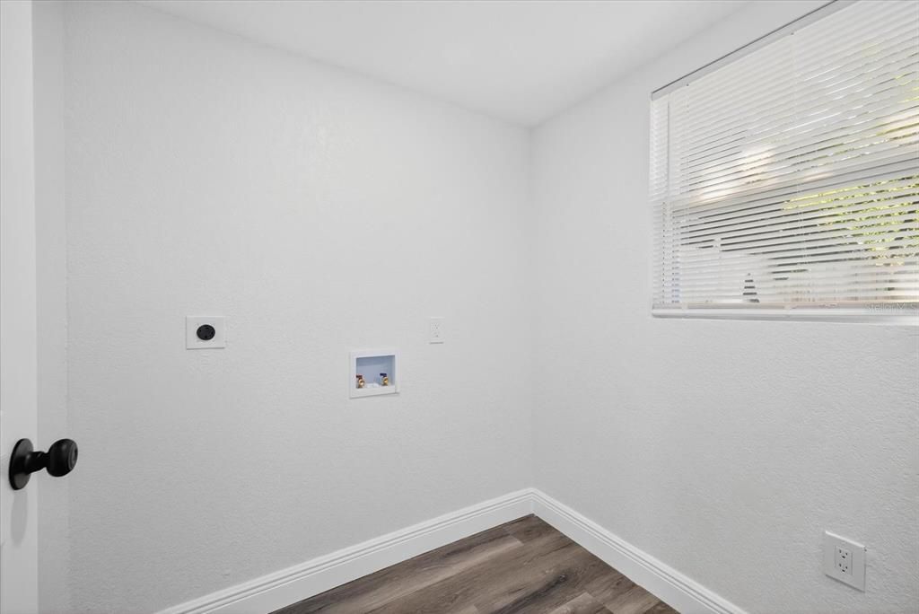 Под контрактом: $395,000 (4 спален, 3 ванн, 1500 Квадратных фут)