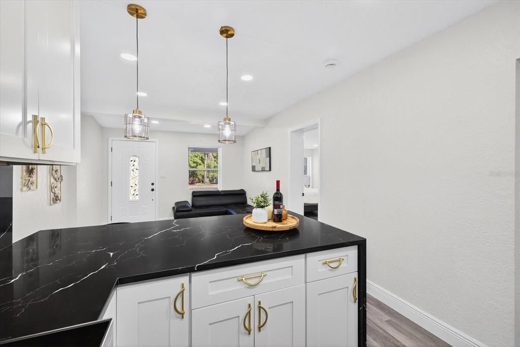 Под контрактом: $395,000 (4 спален, 3 ванн, 1500 Квадратных фут)