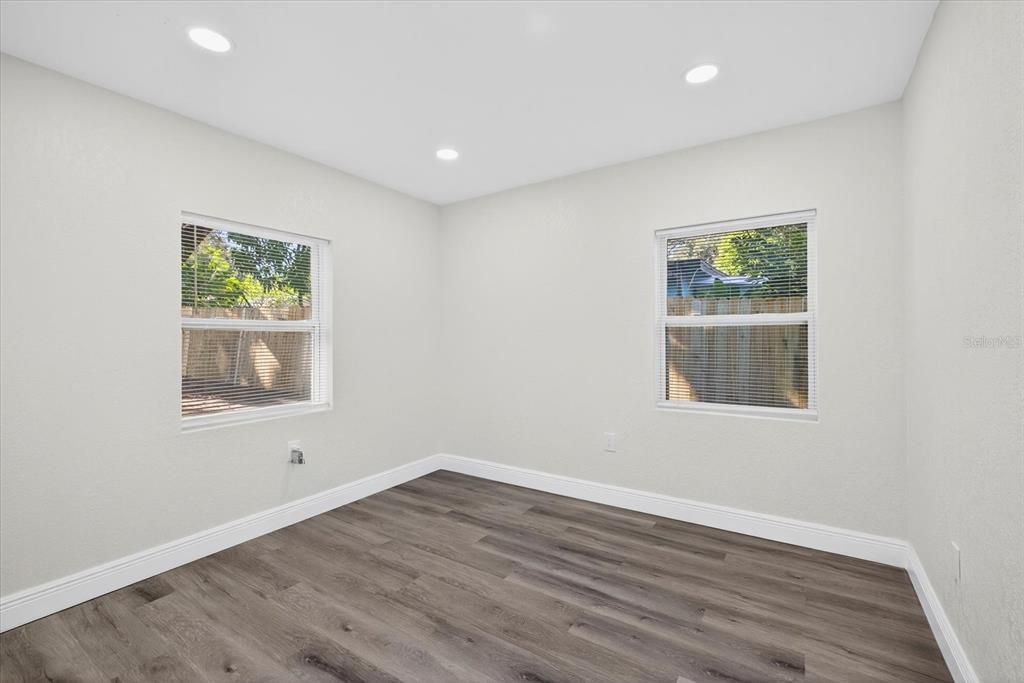 Под контрактом: $395,000 (4 спален, 3 ванн, 1500 Квадратных фут)