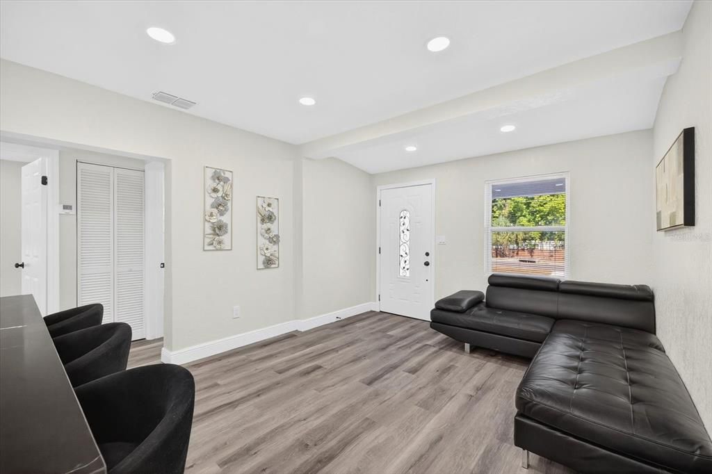 Под контрактом: $395,000 (4 спален, 3 ванн, 1500 Квадратных фут)