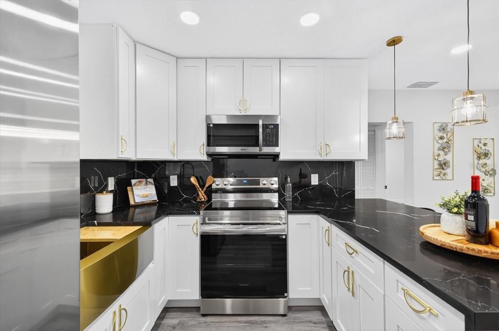 Под контрактом: $395,000 (4 спален, 3 ванн, 1500 Квадратных фут)