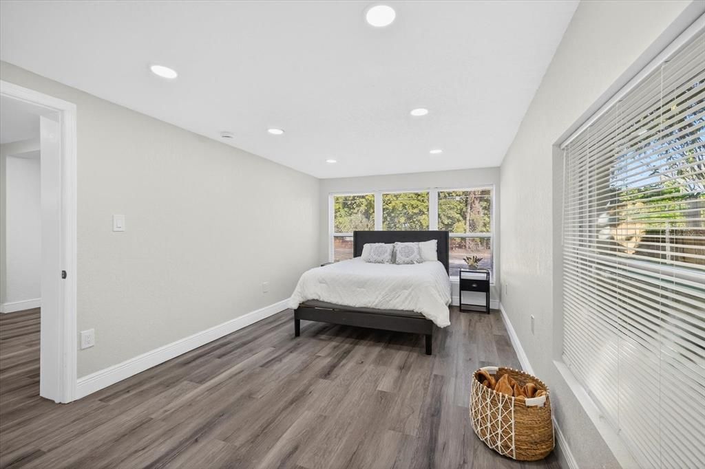 Под контрактом: $395,000 (4 спален, 3 ванн, 1500 Квадратных фут)