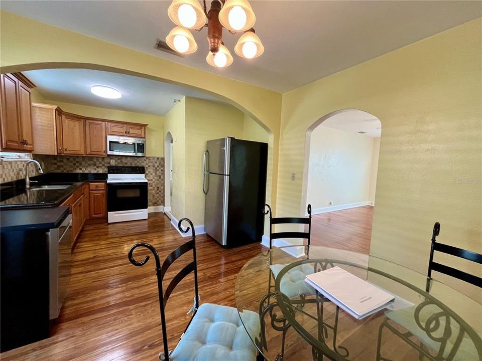 合同活跃: $1,995 (2 贝兹, 1 浴室, 1015 平方英尺)