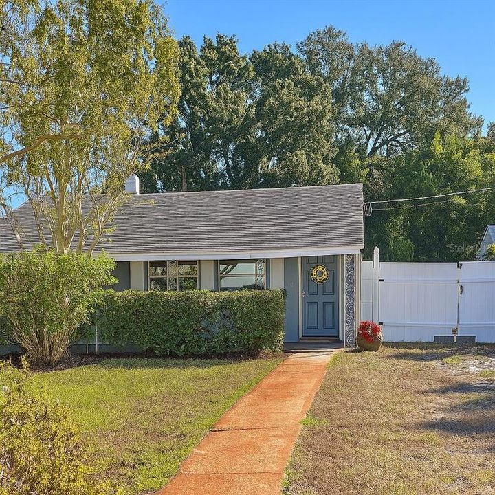 合同活跃: $1,995 (2 贝兹, 1 浴室, 1015 平方英尺)