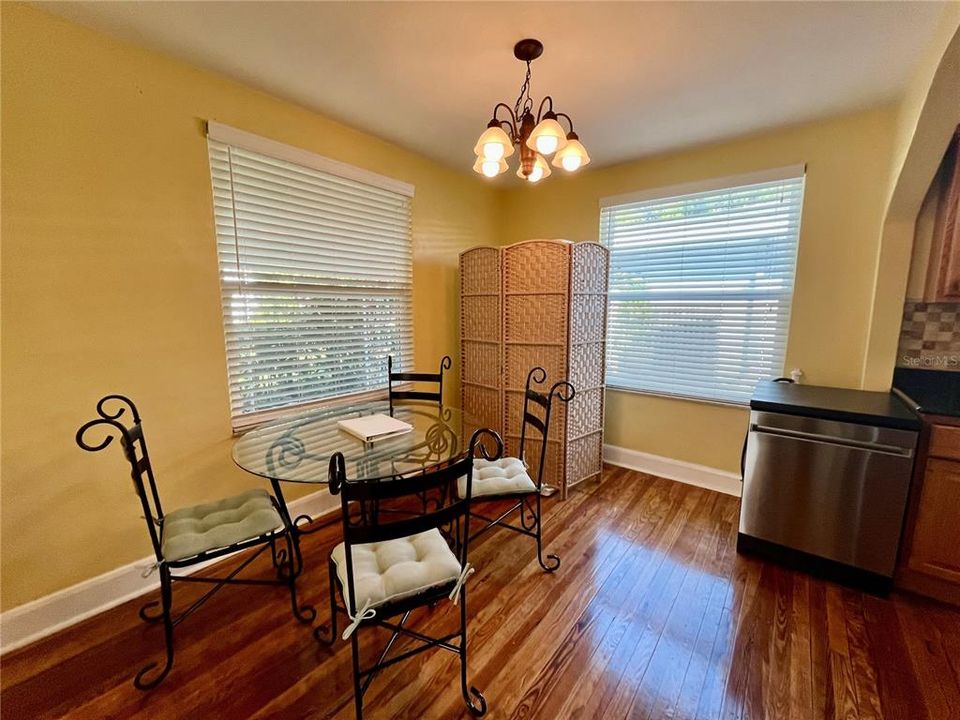 合同活跃: $1,995 (2 贝兹, 1 浴室, 1015 平方英尺)