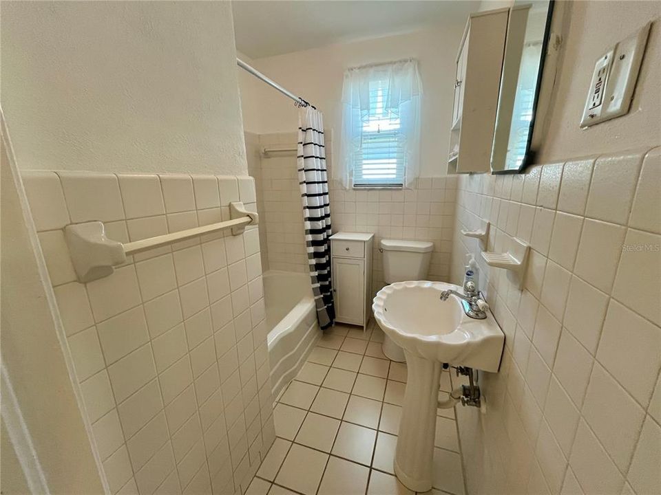 合同活跃: $1,995 (2 贝兹, 1 浴室, 1015 平方英尺)