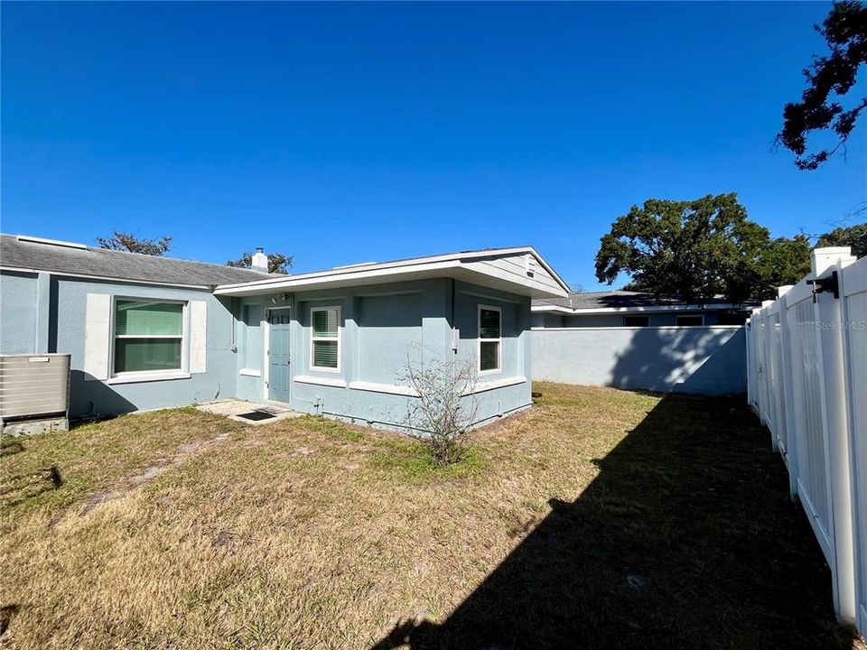 合同活跃: $1,995 (2 贝兹, 1 浴室, 1015 平方英尺)