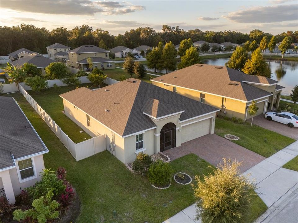 合同活跃: $349,900 (3 贝兹, 2 浴室, 1554 平方英尺)