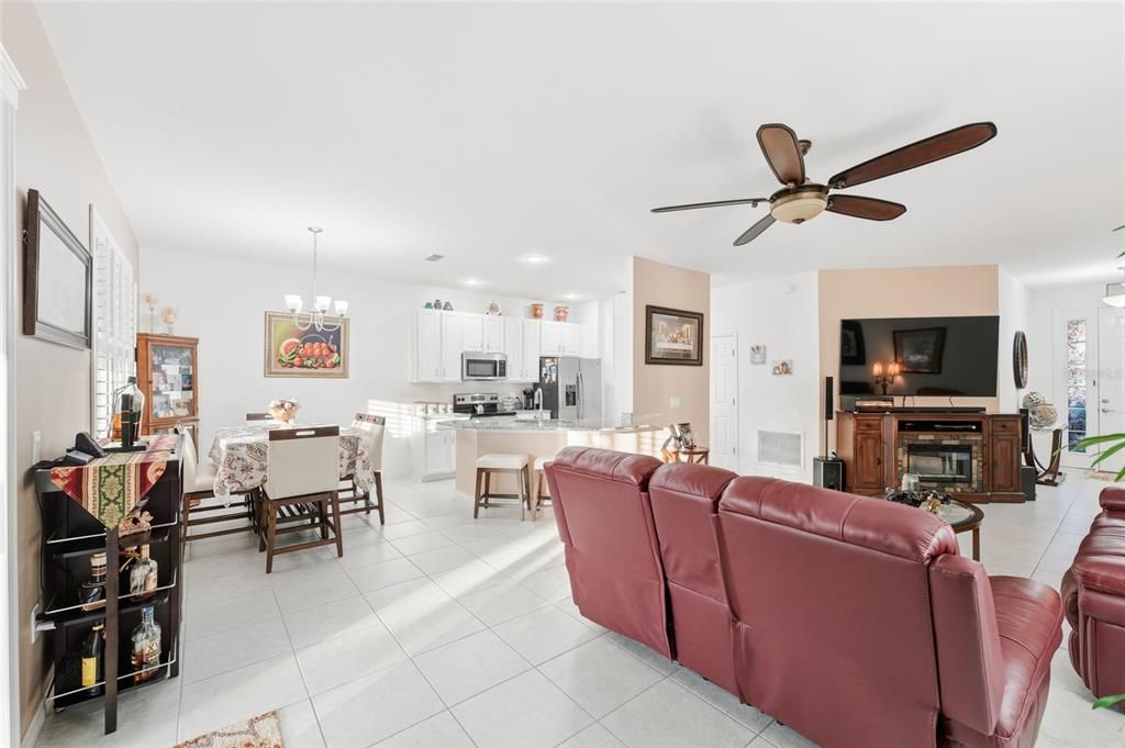 合同活跃: $349,900 (3 贝兹, 2 浴室, 1554 平方英尺)