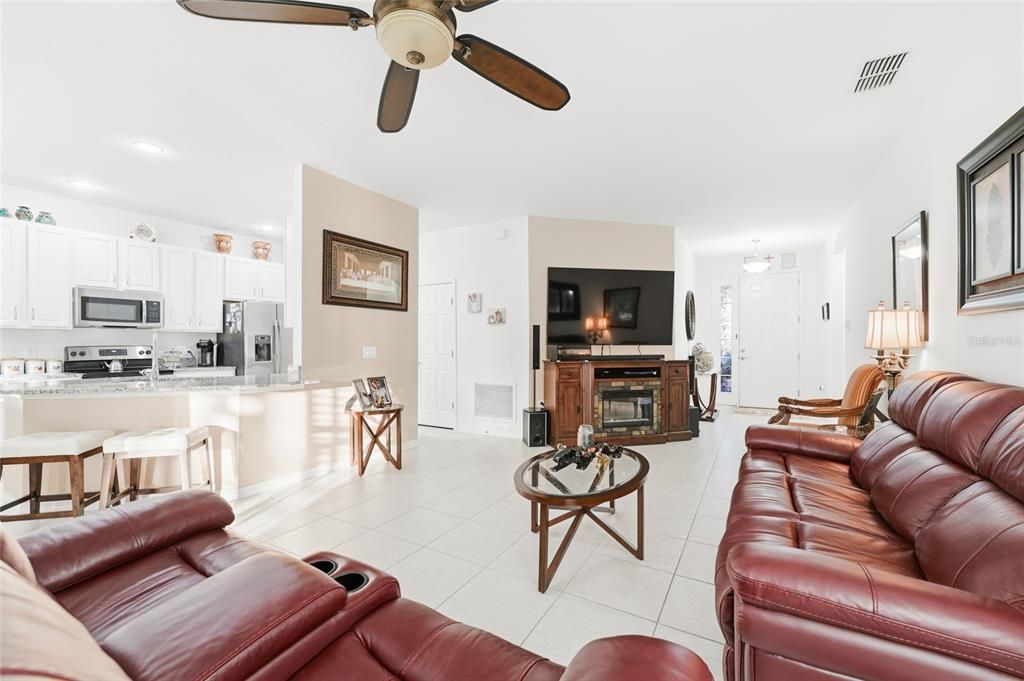 合同活跃: $349,900 (3 贝兹, 2 浴室, 1554 平方英尺)