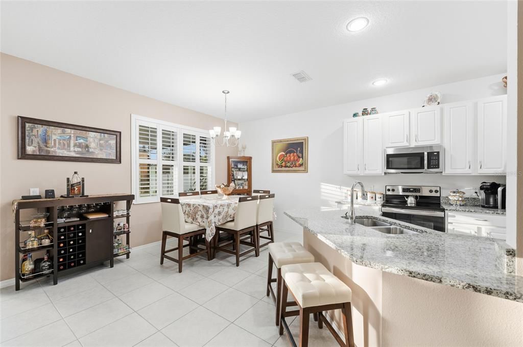 合同活跃: $349,900 (3 贝兹, 2 浴室, 1554 平方英尺)