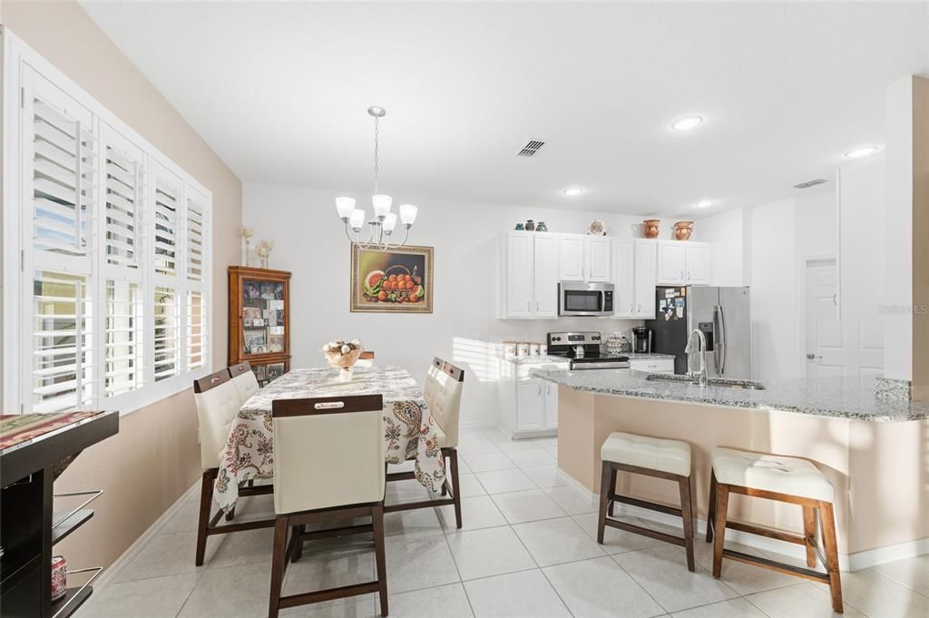 合同活跃: $349,900 (3 贝兹, 2 浴室, 1554 平方英尺)