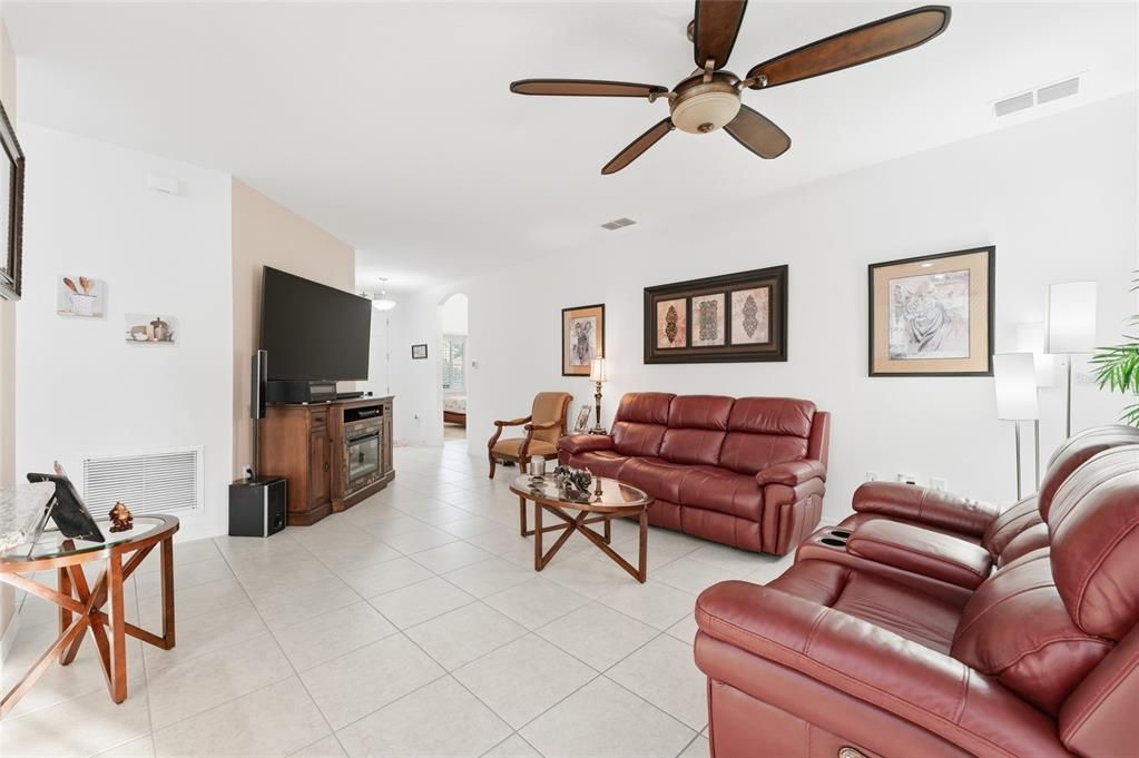 合同活跃: $349,900 (3 贝兹, 2 浴室, 1554 平方英尺)