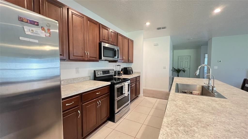 En Venta: $439,900 (4 camas, 3 baños, 2112 Pies cuadrados)