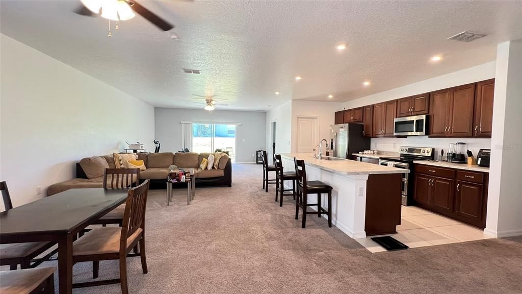 En Venta: $439,900 (4 camas, 3 baños, 2112 Pies cuadrados)