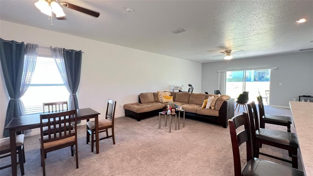 En Venta: $439,900 (4 camas, 3 baños, 2112 Pies cuadrados)