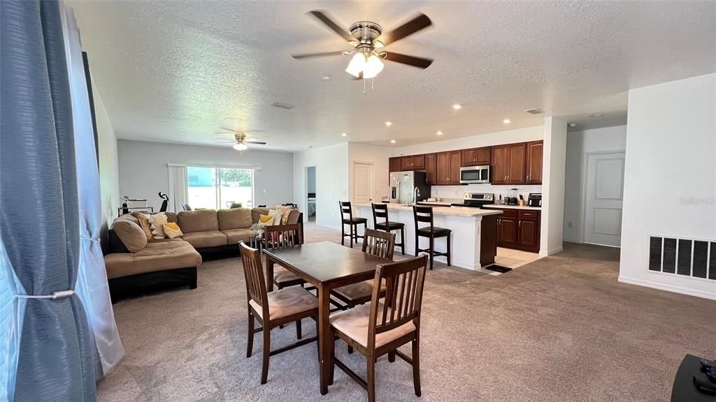 En Venta: $439,900 (4 camas, 3 baños, 2112 Pies cuadrados)