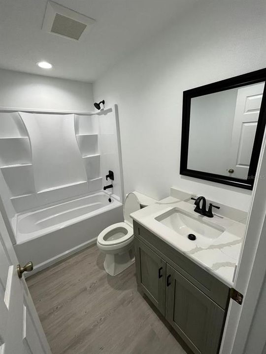 待售: $285,000 (2 贝兹, 2 浴室, 725 平方英尺)