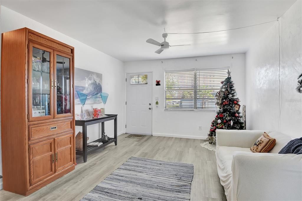 En Venta: $279,000 (2 camas, 1 baños, 811 Pies cuadrados)