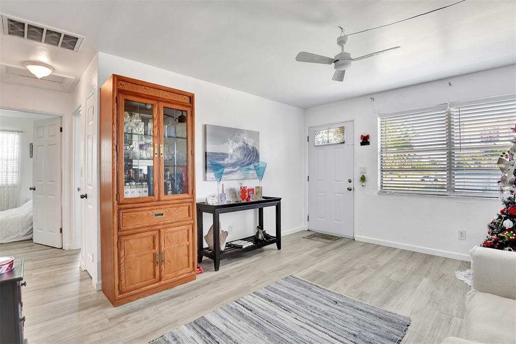 En Venta: $279,000 (2 camas, 1 baños, 811 Pies cuadrados)