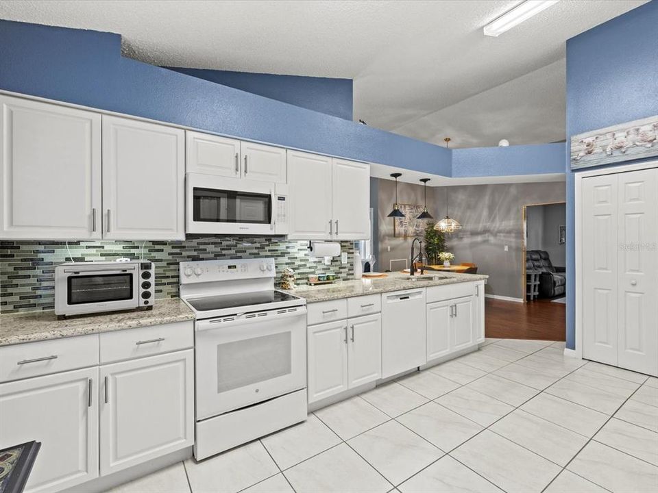 Active With Contract: $279,999 (2 beds, 2 baths, 1427 Square Feet)