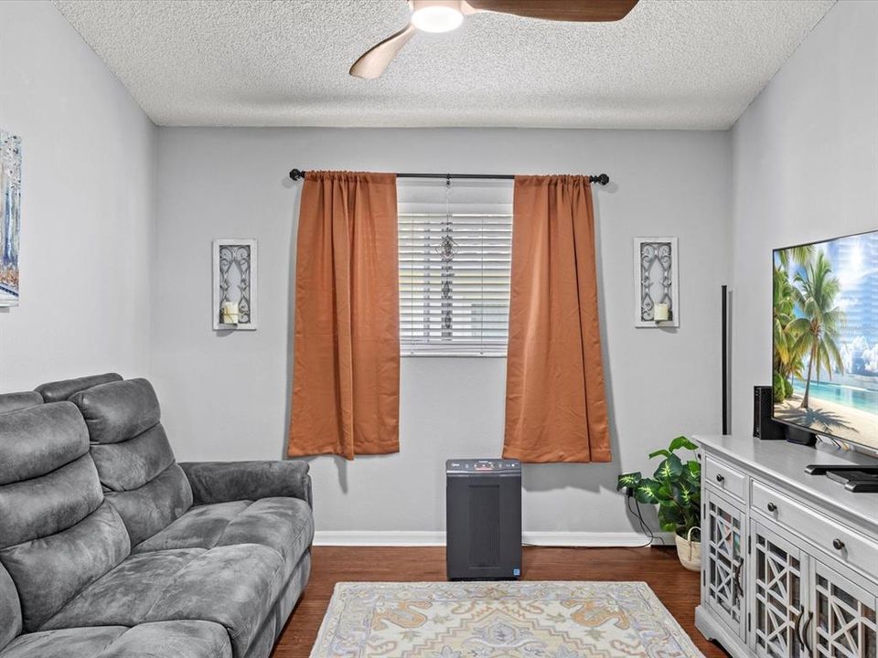 Active With Contract: $279,999 (2 beds, 2 baths, 1427 Square Feet)