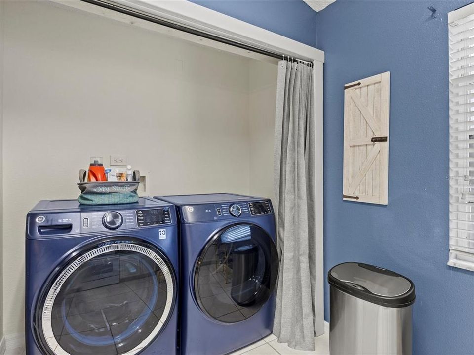 Active With Contract: $279,999 (2 beds, 2 baths, 1427 Square Feet)