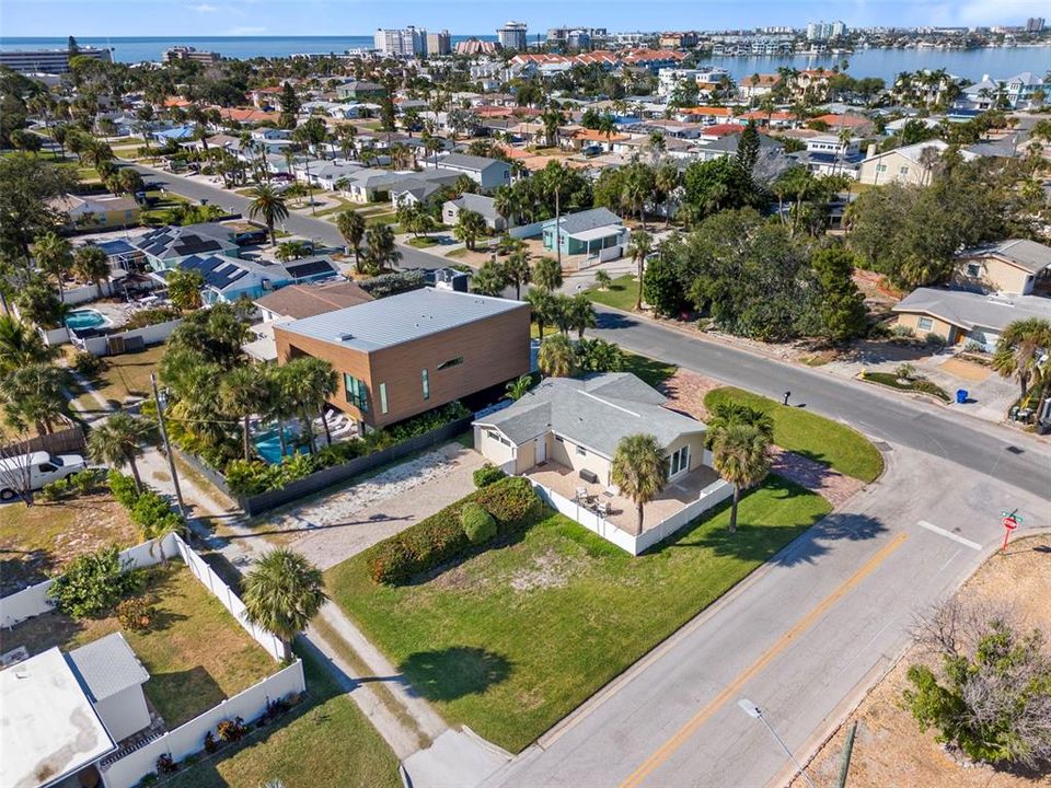 Active With Contract: $625,000 (2 beds, 1 baths, 1124 Square Feet)