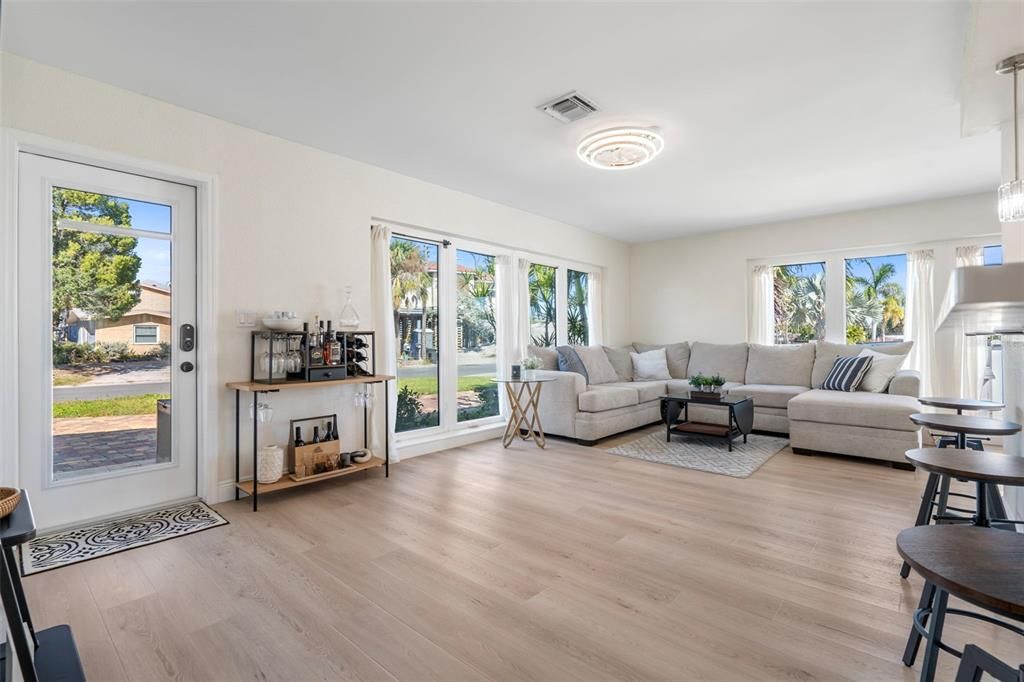 Active With Contract: $625,000 (2 beds, 1 baths, 1124 Square Feet)