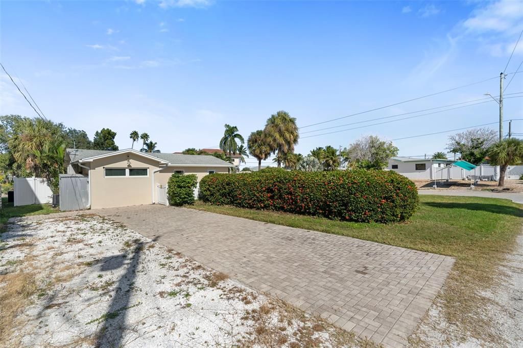 Active With Contract: $625,000 (2 beds, 1 baths, 1124 Square Feet)