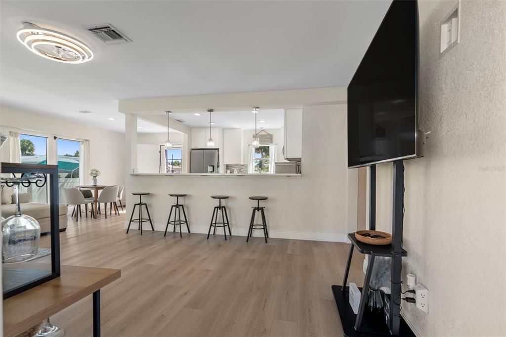 Active With Contract: $625,000 (2 beds, 1 baths, 1124 Square Feet)