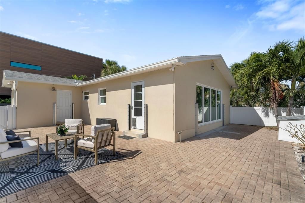 Active With Contract: $625,000 (2 beds, 1 baths, 1124 Square Feet)