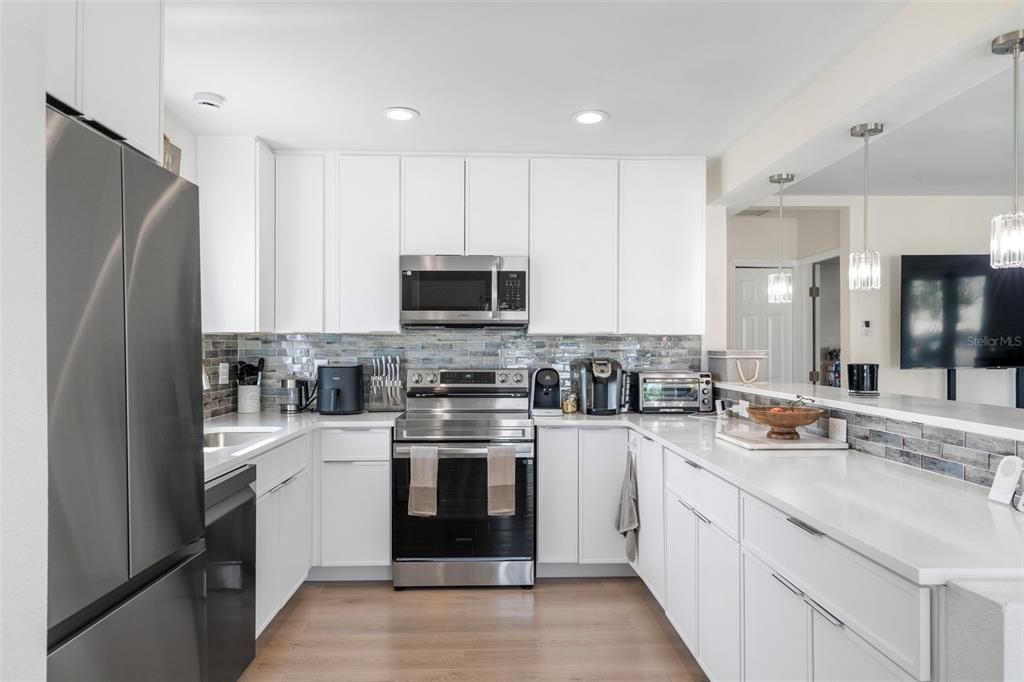 Active With Contract: $625,000 (2 beds, 1 baths, 1124 Square Feet)