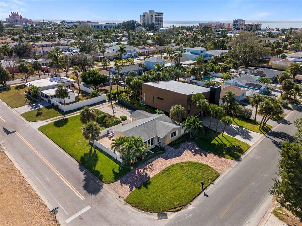 Active With Contract: $625,000 (2 beds, 1 baths, 1124 Square Feet)